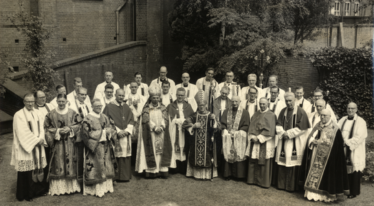 404713 Groepsportret ter gelegenheid van het 25-jarig jubileum van aartsbisschop mgr. dr. A. Rinkel van de ...